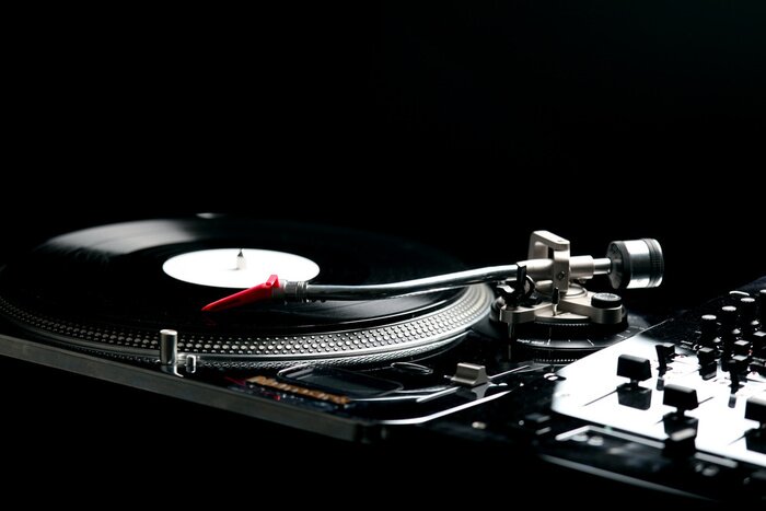 Papier peint  Gramophone dans une pièce sombre