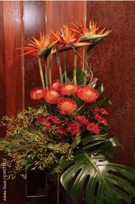 Papier peint  Grand bouquet de fleurs de Strelitzia dans un vase debout sur le sol