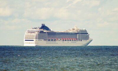 Papier peint  Grand navire de croisière dans la mer.