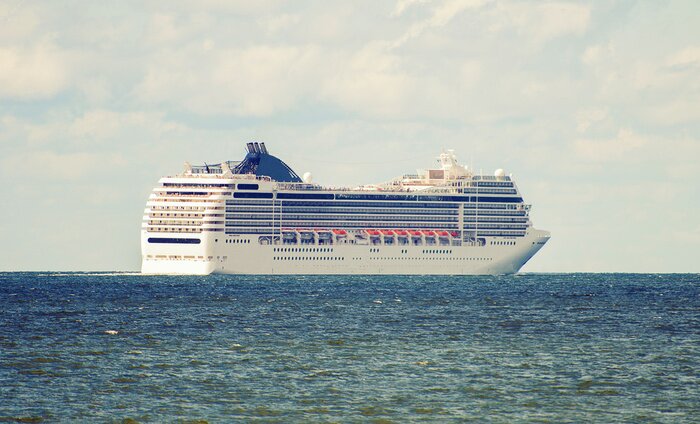 Papier peint  Grand navire de croisière dans la mer.