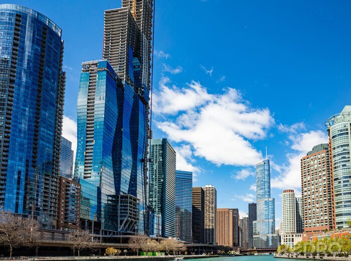 Papier peint  Gratte-ciel de verre dans le ciel bleu