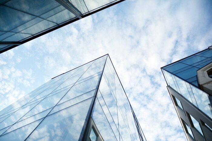 Papier peint  Gratte-ciel sur fond de nuages