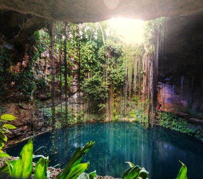 Grotte avec une eau turquoise