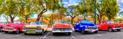 Groupe coloré de voitures anciennes dans la Vieille Havane, un spectacle emblématique à Cuba