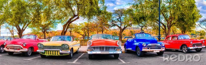 Papier peint  Groupe coloré de voitures anciennes dans la Vieille Havane, un spectacle emblématique à Cuba