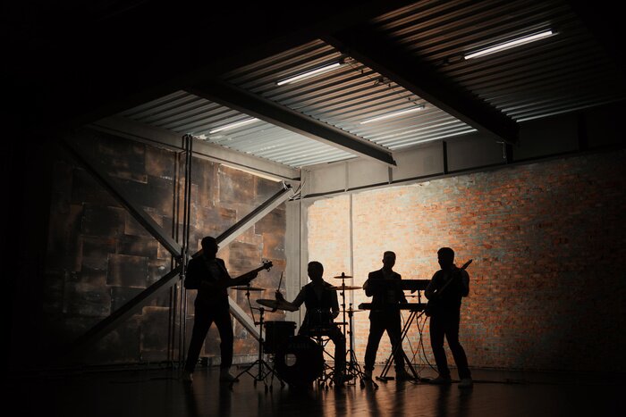 Papier peint  Groupe de musique et de la mode. Beau jeunes hommes en costumes jouant de la chanson rock et chant. Bandes silhouettes avec un concert.