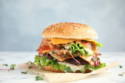 Papier peint  Hamburger appétissant sur fond clair