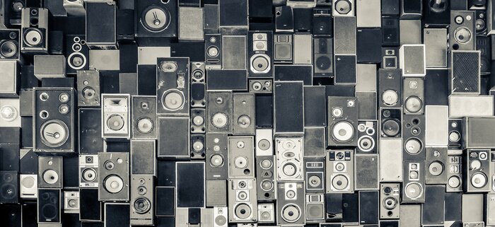 Papier peint  Haut-parleurs monochromes sur un mur