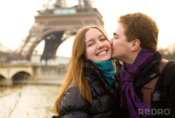 Papier peint  Heureux couple d'amoureux à Paris, embrassant par la tour Eiffel