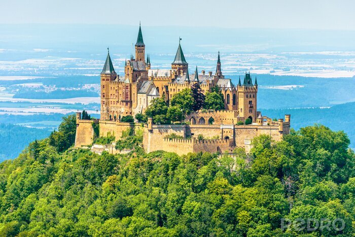 Papier peint  Hohenzollern Castle on mountain top, Germany. This castle is a famous landmark in vicinity of Stuttgart. Scenic view of Burg Hohenzollern in summer. Landscape of Swabian Alps with Gothic castle.