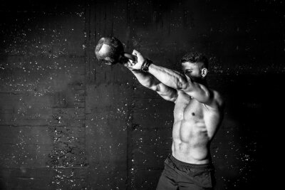 Papier peint  Homme musclé s'entraînant avec une kettlebell