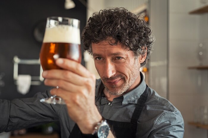 Papier peint  Homme vérifiant la qualité de la bière