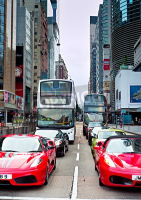 Papier peint  HONG KONG - 19 mai 2013: voitures de luxe Ferarri sur Nathan Road. Nathan Road est une artère principale qui traverse Kowloon et est en ligne avec des magasins et des restaurants.