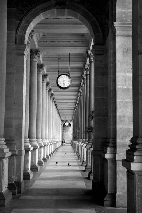 Papier peint  Horloge au milieu des colonnes 3D