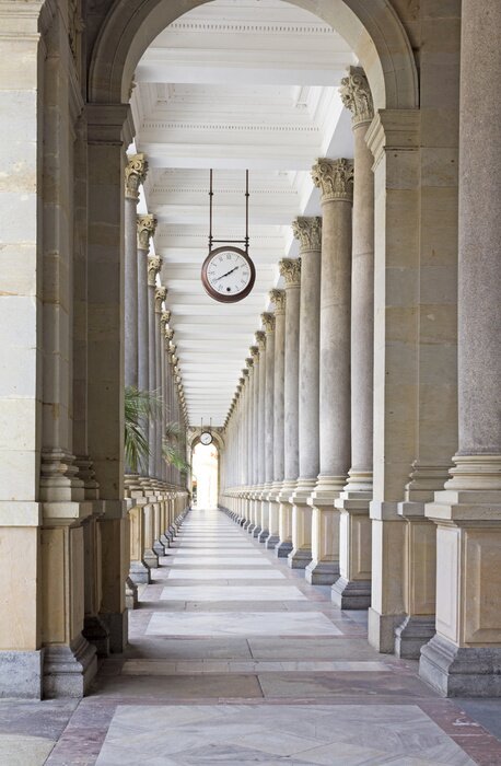 Papier peint  Horloge au milieu des colonnes