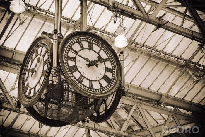 Papier peint  Horloges rétro dans la gare