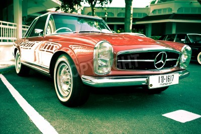 Papier peint  HUA HIN - DECEMBER 17: Mercedes Benz SL 230 Pagode W113 , 1968 year. Retro Car on Vintage Car Parade 2011 at Sofitel Resort on December 17, 2011 in Hua Hin, Thailand. 