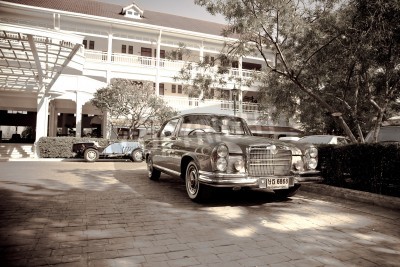 Papier peint  HUA HIN - Décembre 18: Mercedes Benz W111 SE Coupe 1971 année. Retro Car sur Vintage Car Parade 2010 à Sofitel Resort le 18 Décembre 2010 à Hua Hin, en Thaïlande.