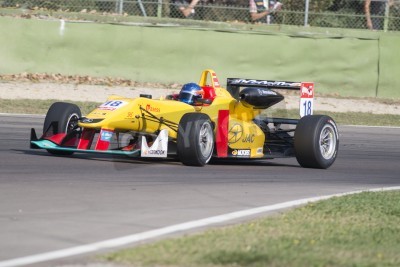 Papier peint  Imola, Italie - 11 sur Octobre, 2014: Dallara F312 Mercedes de Jo Zeller Racing Team, entraînée par Tatiana Calderon (Col) en action lors de la FIA de Formule 3 Championnat d'Europe ??