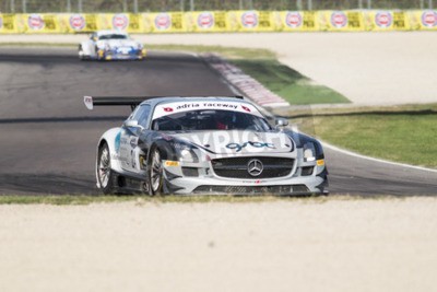 Papier peint  Imola, Italie - 11 sur Octobre, 2014: Une Mercedes SLS AMG GT3 Sports et équipe Vous, entraînée par Francisco Mora (Prt), la course automobile Gran Turismo CI le 11 Octobre, 2014 Imola, en Italie.