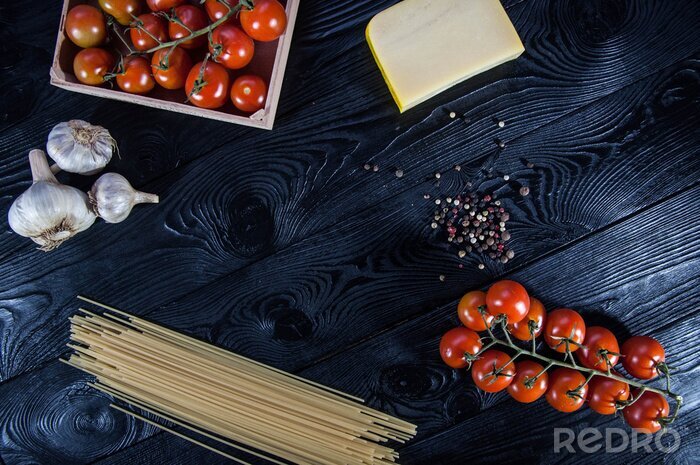 Papier peint  Ingrédients de cuisine italienne sur une planche