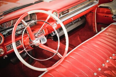 Papier peint  intérieur de la voiture classique avec des sièges en cuir rouge