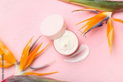Papier peint  Jar of cream and strelitzia flowers on pink background