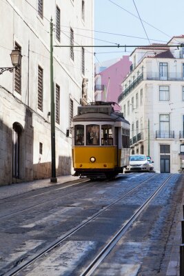 Papier peint  jaune antique tramway dans les rues de Lisbonne, Portugal
