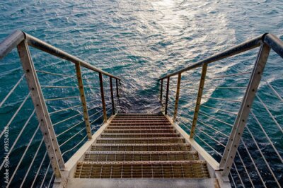 Papier peint  Jetée avec marches dans l'eau