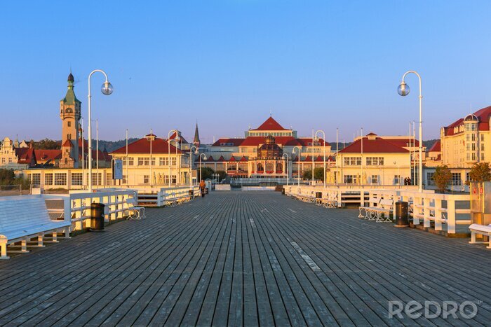 Papier peint  Jetée large sur fond de ville