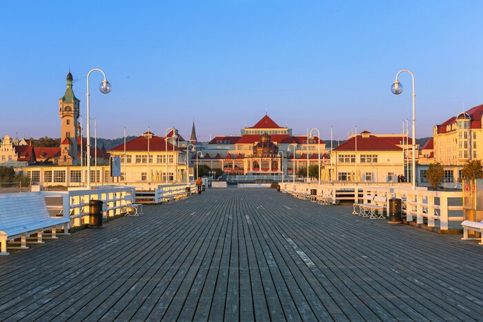 Papier peint  Jetée large sur fond de ville