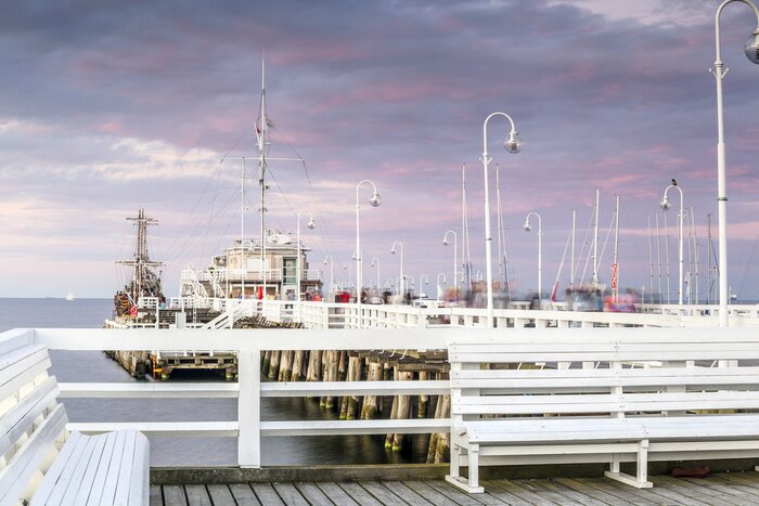 Papier peint  Jetée sur un ciel nuageux