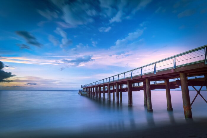 Papier peint  Jetée vide sur fond de ciel