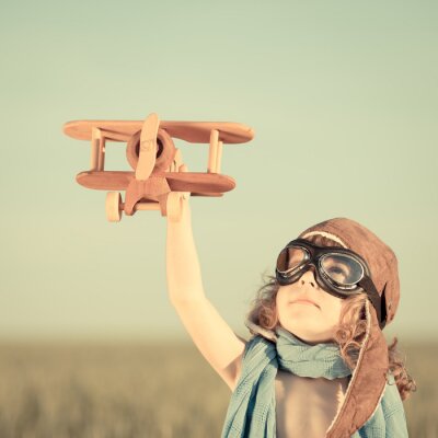 Papier peint  Jeune enfant avec un avion jouet