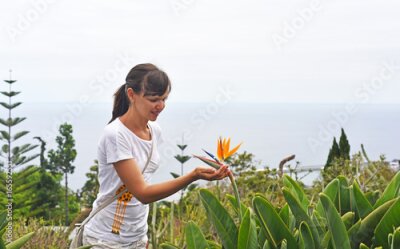 Papier peint  Jeune femme avec fleur de Strelitzia