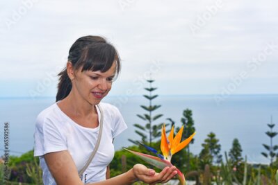 Papier peint  Jeune femme avec une fleur de Strelitzia