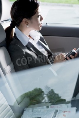 Papier peint  Jeune femme dans un taxi