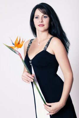 Papier peint  Jeune femme tenant strelitzia