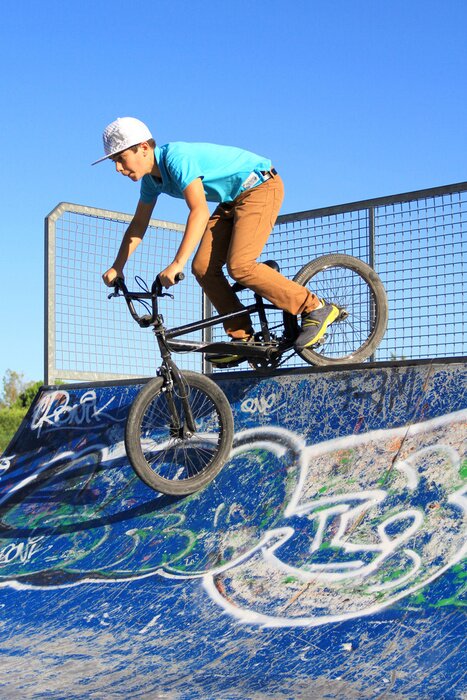 Papier peint  Jeune garçon sur un BMX
