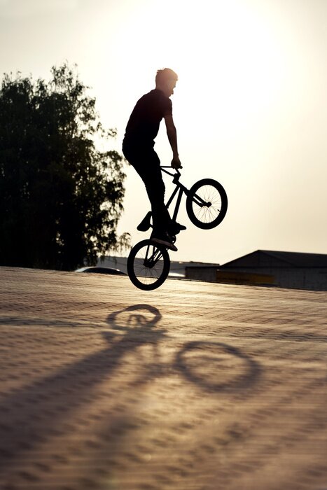 Papier peint  Jeune homme et BMX