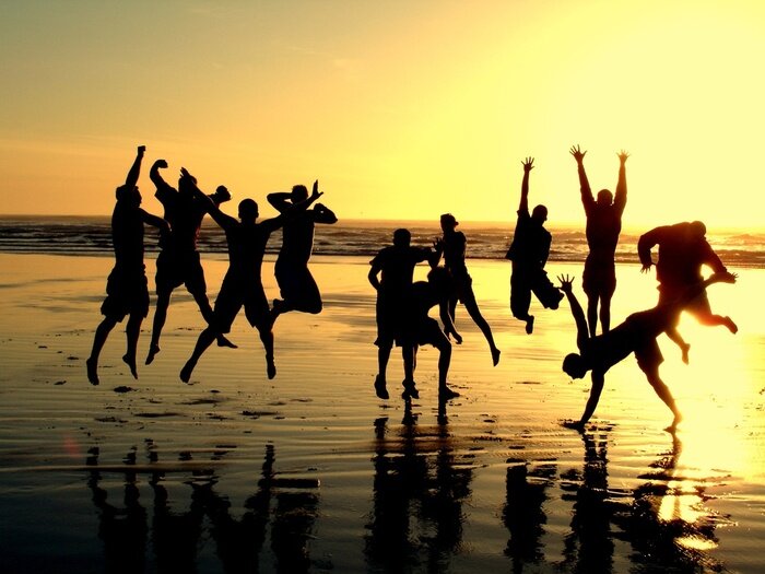 Papier peint  Jeunes sportifs sur la plage