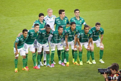 Papier peint  Joueurs de foot posant pour une photo
