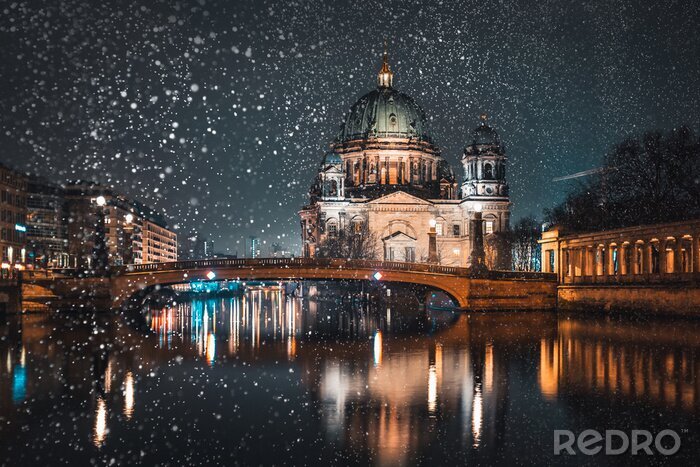 Papier peint  La cathédrale de Berlin au bord de l'eau