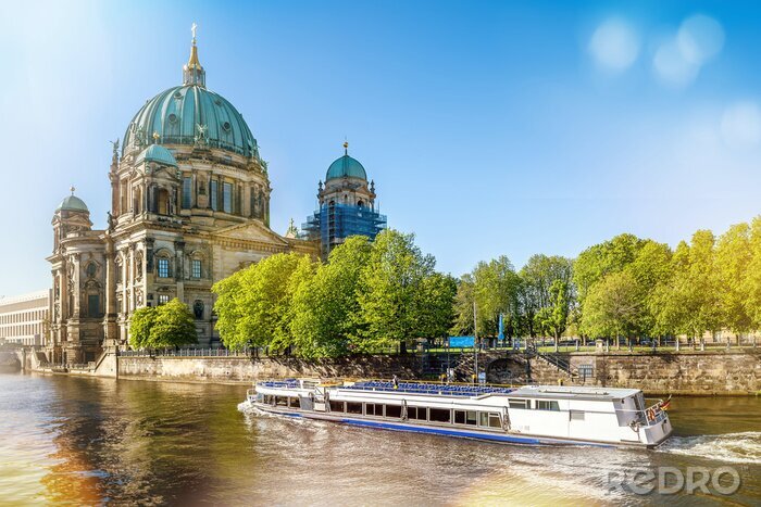 Papier peint  La cathédrale de Berlin par une journée ensoleillée