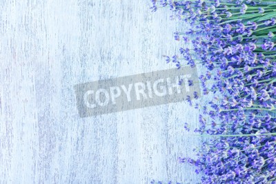 Papier peint  La lavande posée sur une table en bois