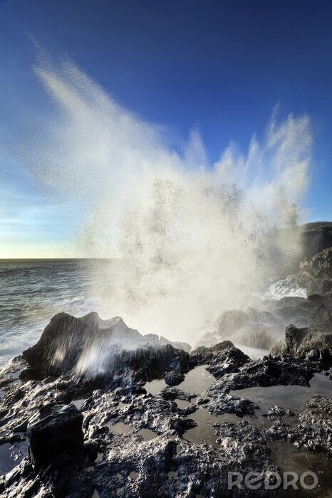 Papier peint  La nature comme une vague se brisant contre les rochers