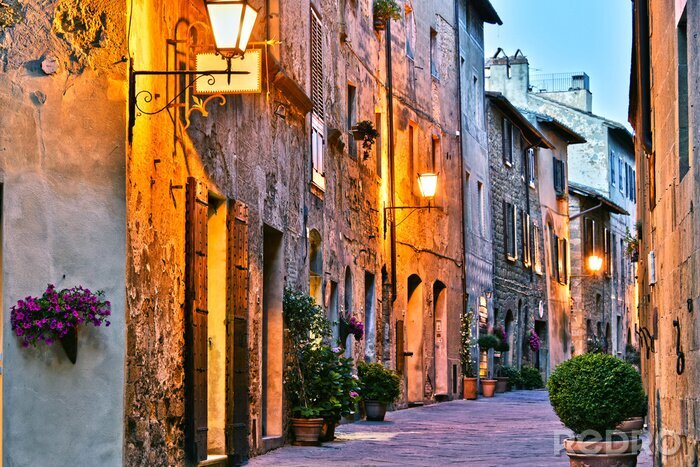 Papier peint  La Toscane avec les rues le soir