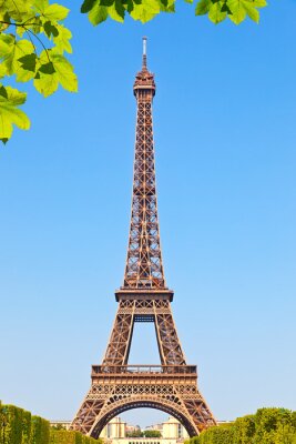 Papier peint  La Tour Eiffel parisienne sur le ciel