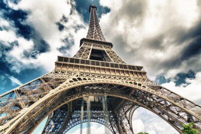 Papier peint  La Tour Eiffel perspective d'une grenouille sur le ciel