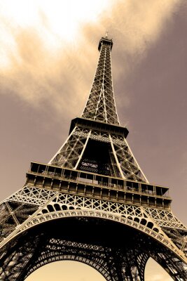 La Tour Eiffel sur fon de ciel violacé